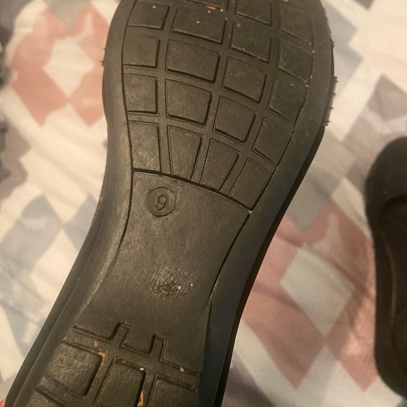 Laundry list size 9 shoes - Picture 2 of 2